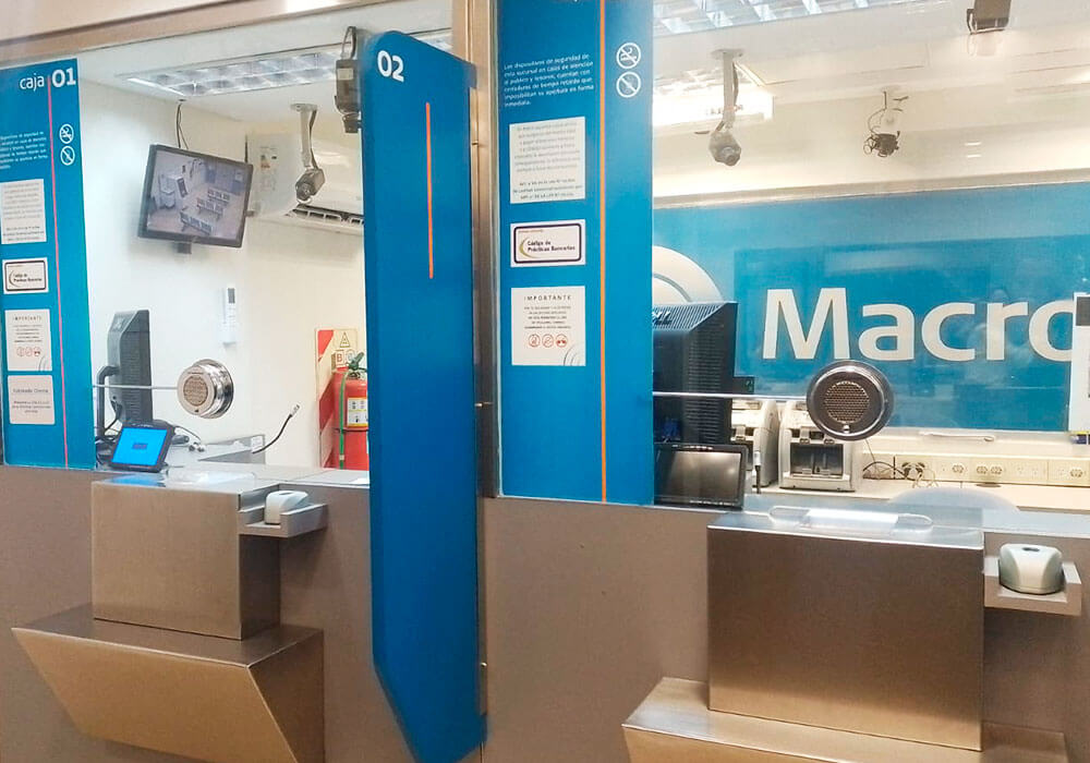 Intercomunicadores instalados en ventanillas de Banco Macro