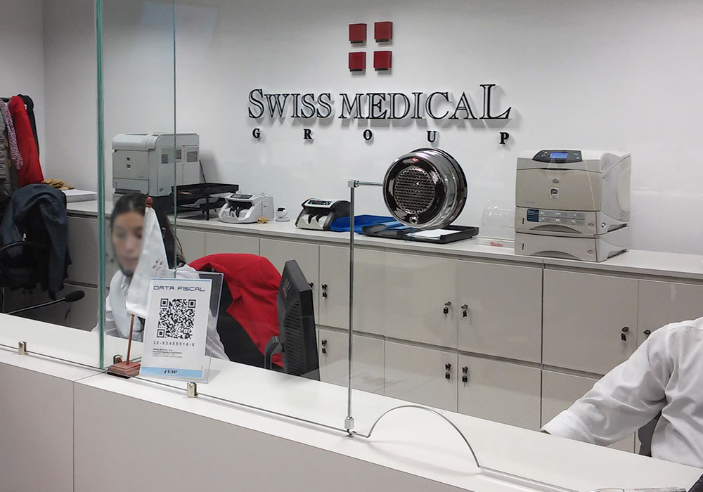 Intercomunicadores instalados en ventanillas de Swiss Medical